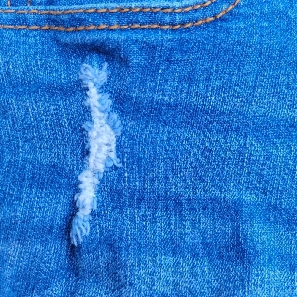 3/$15 DKNY Distressed Medium Wash Denim Jean Sho…